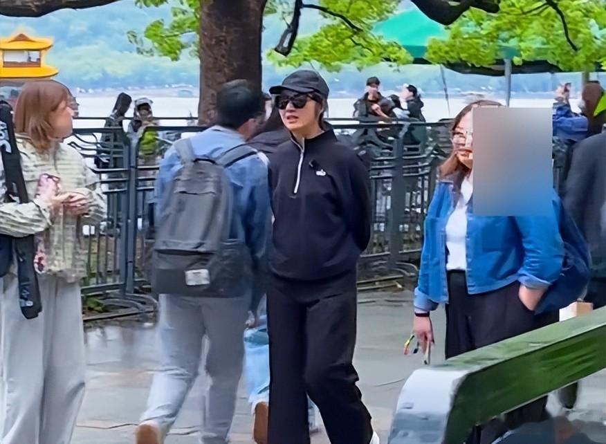 偶遇杨千嬅夫妇逛西湖，素面休闲无架子，丁子高穿拖鞋状态松弛