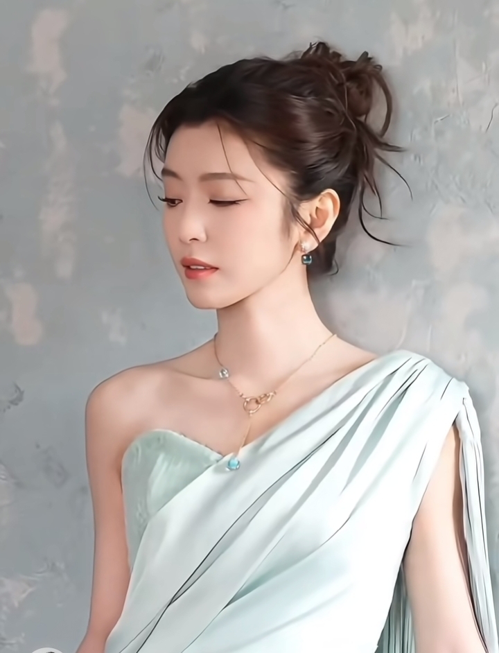 李云霄薄荷绿单肩流苏裙，慵懒盘发尽显清冷优雅美貌