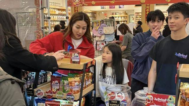 TVB前当家花旦携女摆摊卖糖果！