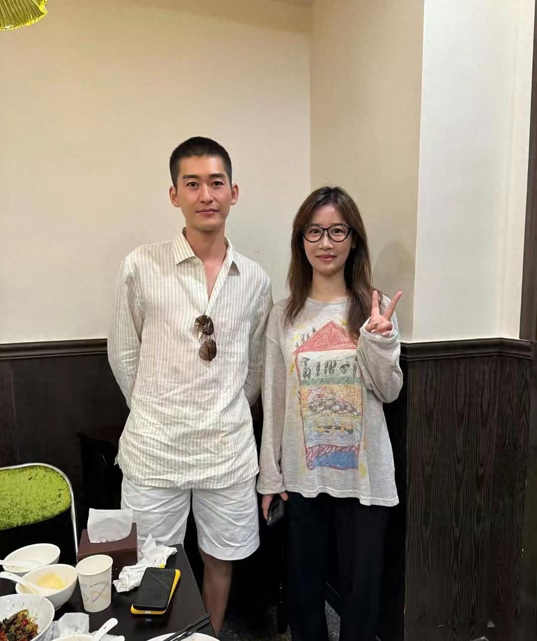 张翰在上海吃饭逛街被偶遇，剪了寸头，毫无油腻感