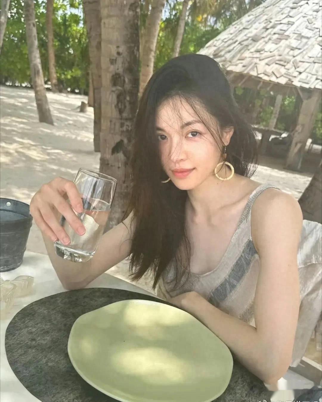 钟楚曦晒旅游美照，又瘦又美白到发光，给人一种气血充足的美