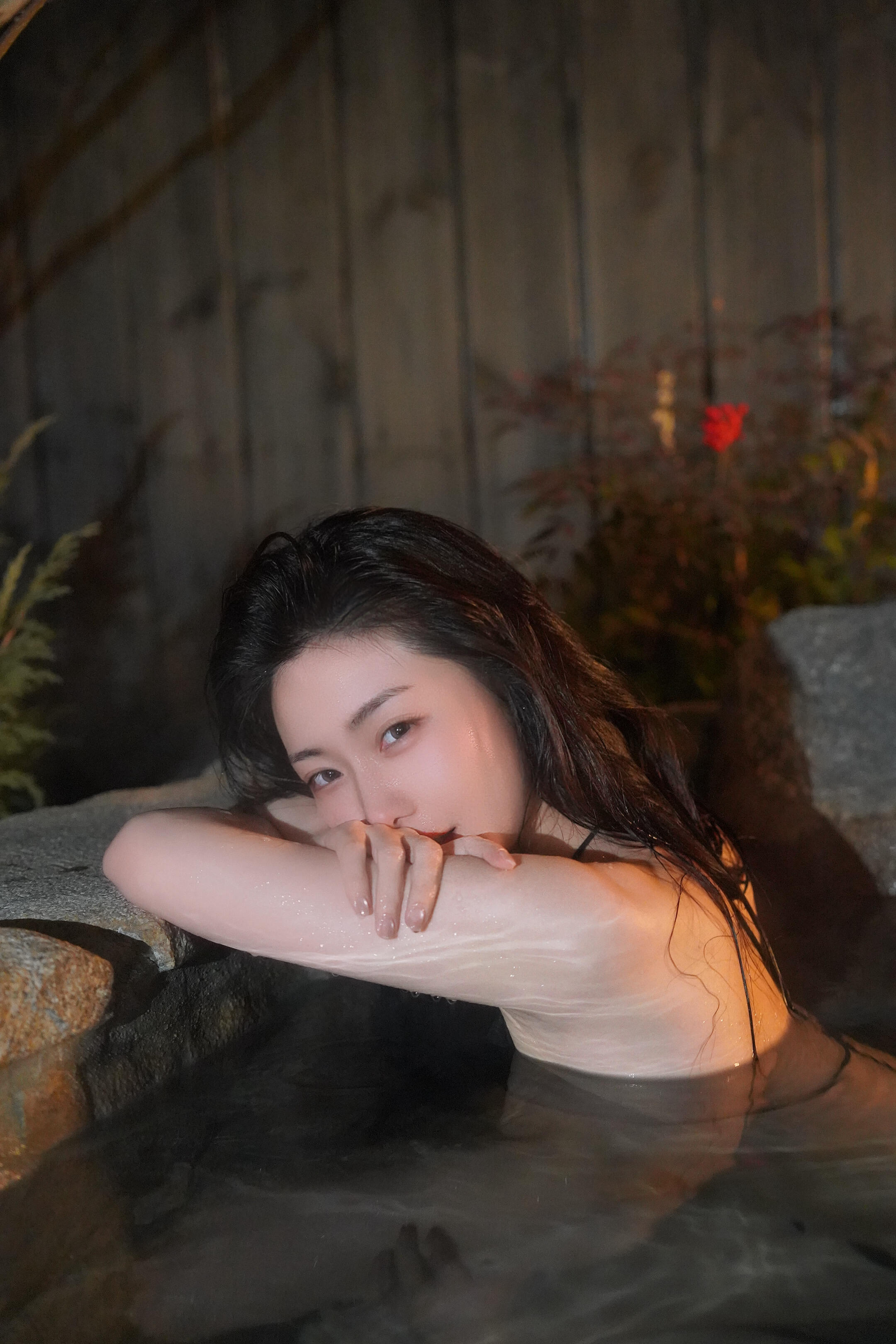 演员孟璐泡温泉美照，肌肤如雪真滑