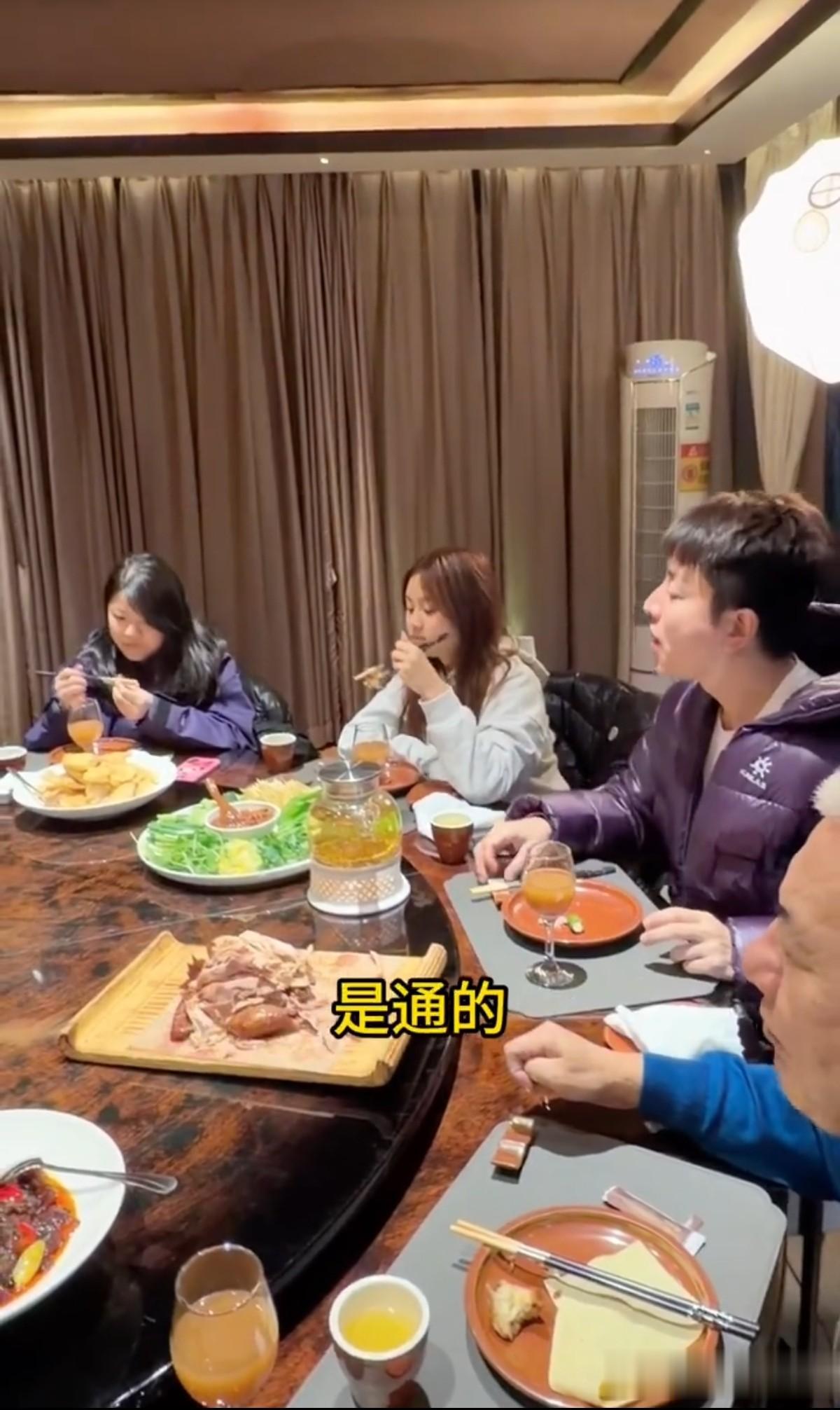 贾乃亮过年带全家吃全鱼宴，年年有余，甜馨的爷爷奶奶好年轻！