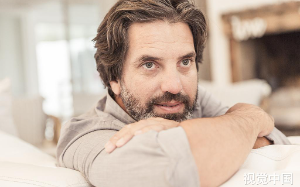 我六十大寿那天，老伴做了一桌子菜，儿子儿媳正为我祝寿时，她却冷静地向我提出了离婚