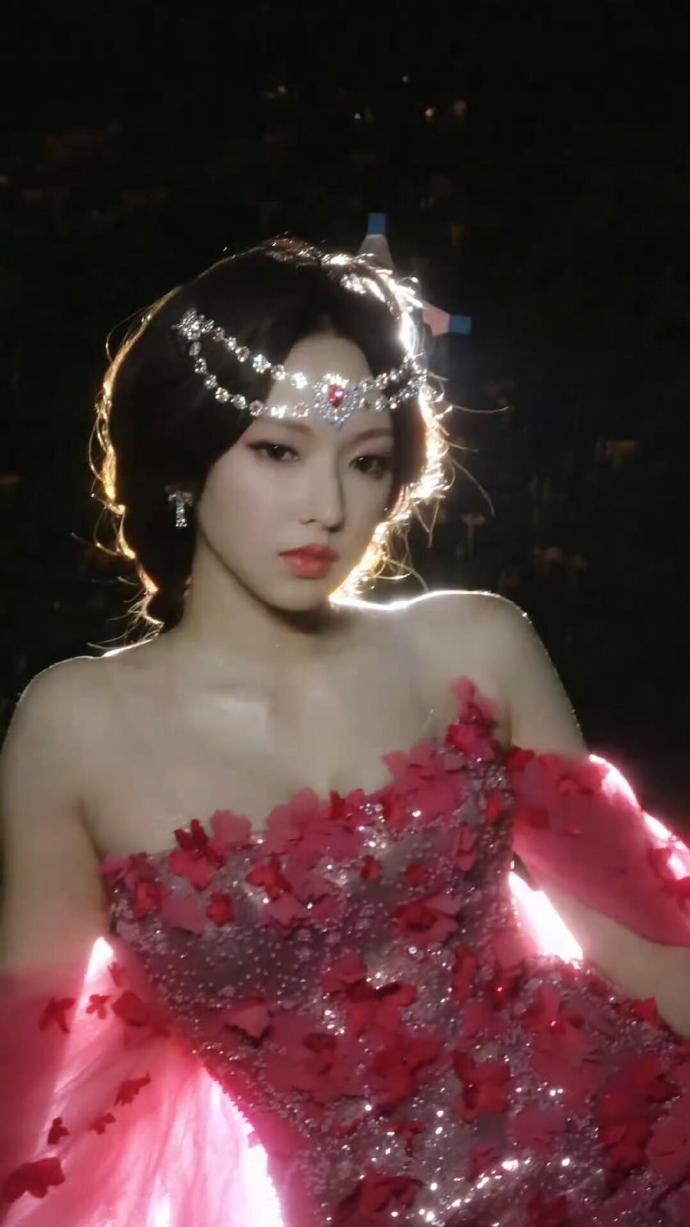 程潇的身材也太光滑了吧!天生丽质,不需要多余的装饰。