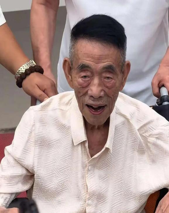 每天2包烟，顿顿8两白酒，70岁李琦跟去世前杨少华状态如出一辙