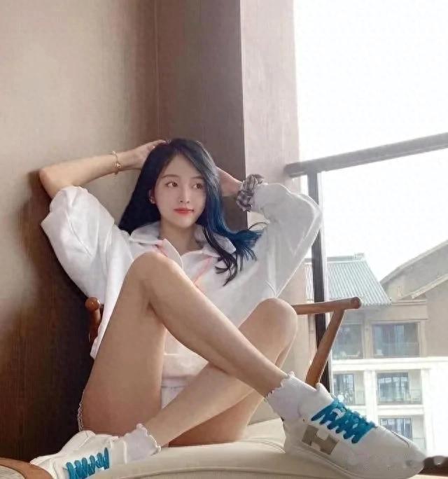 吴宣仪这坐姿好显腿长,又细又白