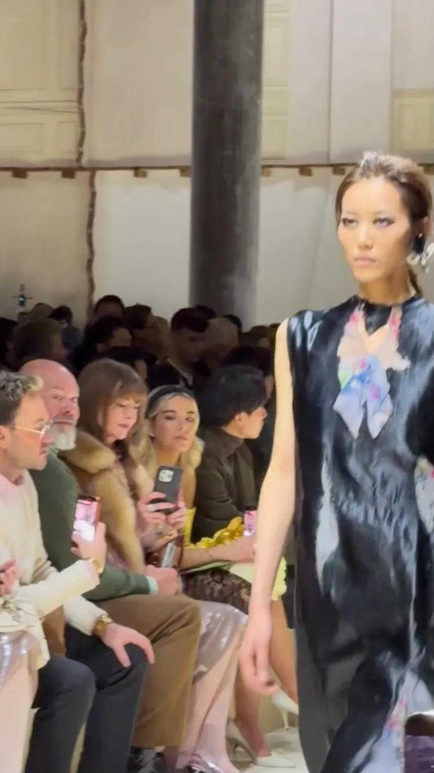 Prada这夜，谷爱凌空降秀场，她和杨幂牵手聊天，刘雯连换4个Look