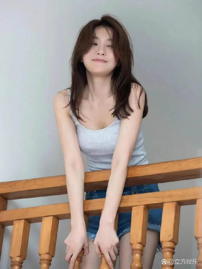 秦岚这组居家照也太绝了，慵懒又舒服，妥妥的松弛感天花板！ ???