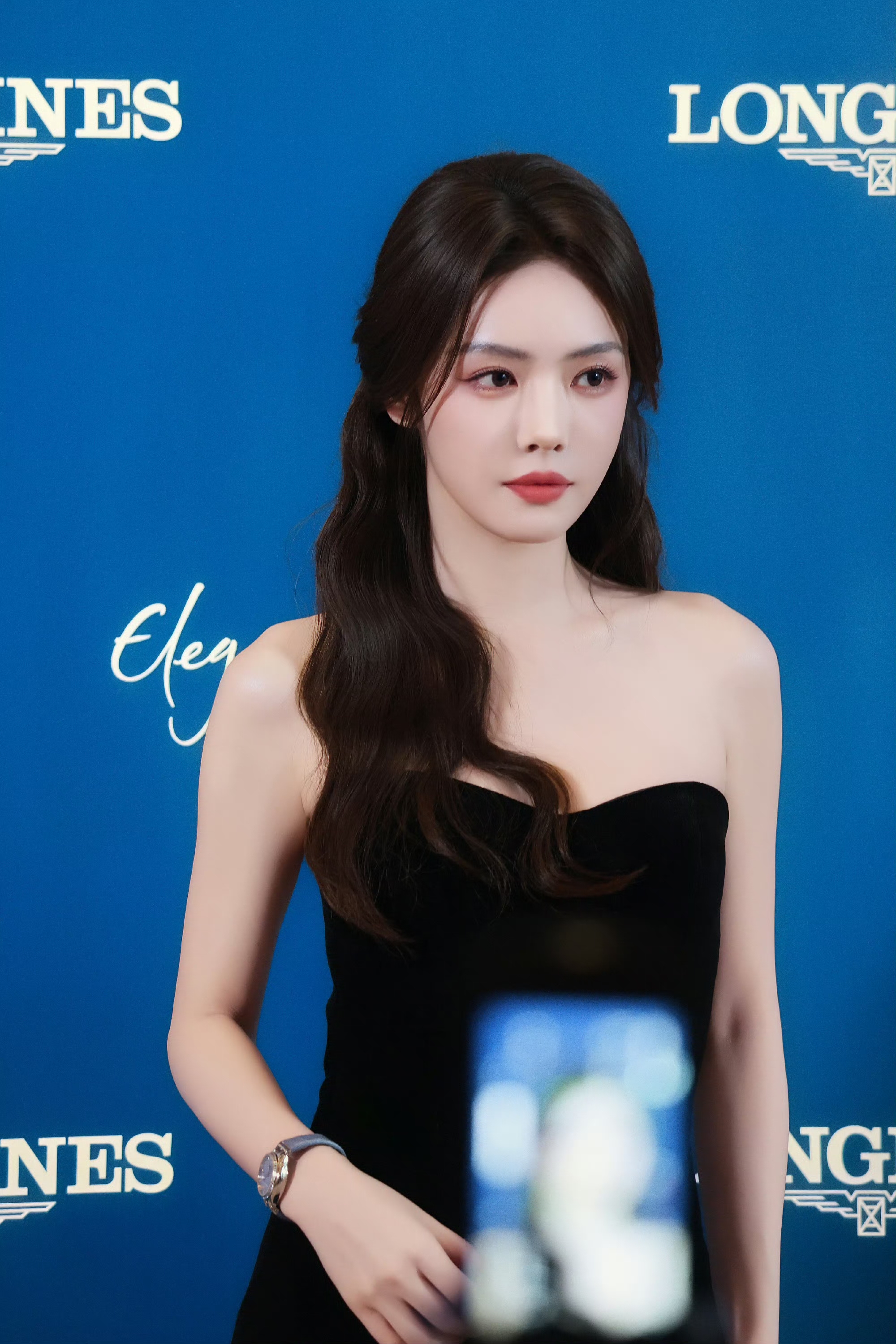 蔡文静 黑裙裹身，一眼勾魂。不动声色，便摄人心魄。 ???