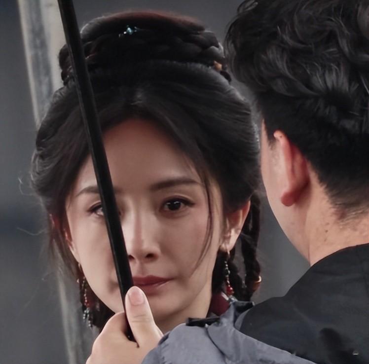 不会演少女就别乱演！杨幂路透脸肿沧桑嘴瘪背驼，没播就差评一片