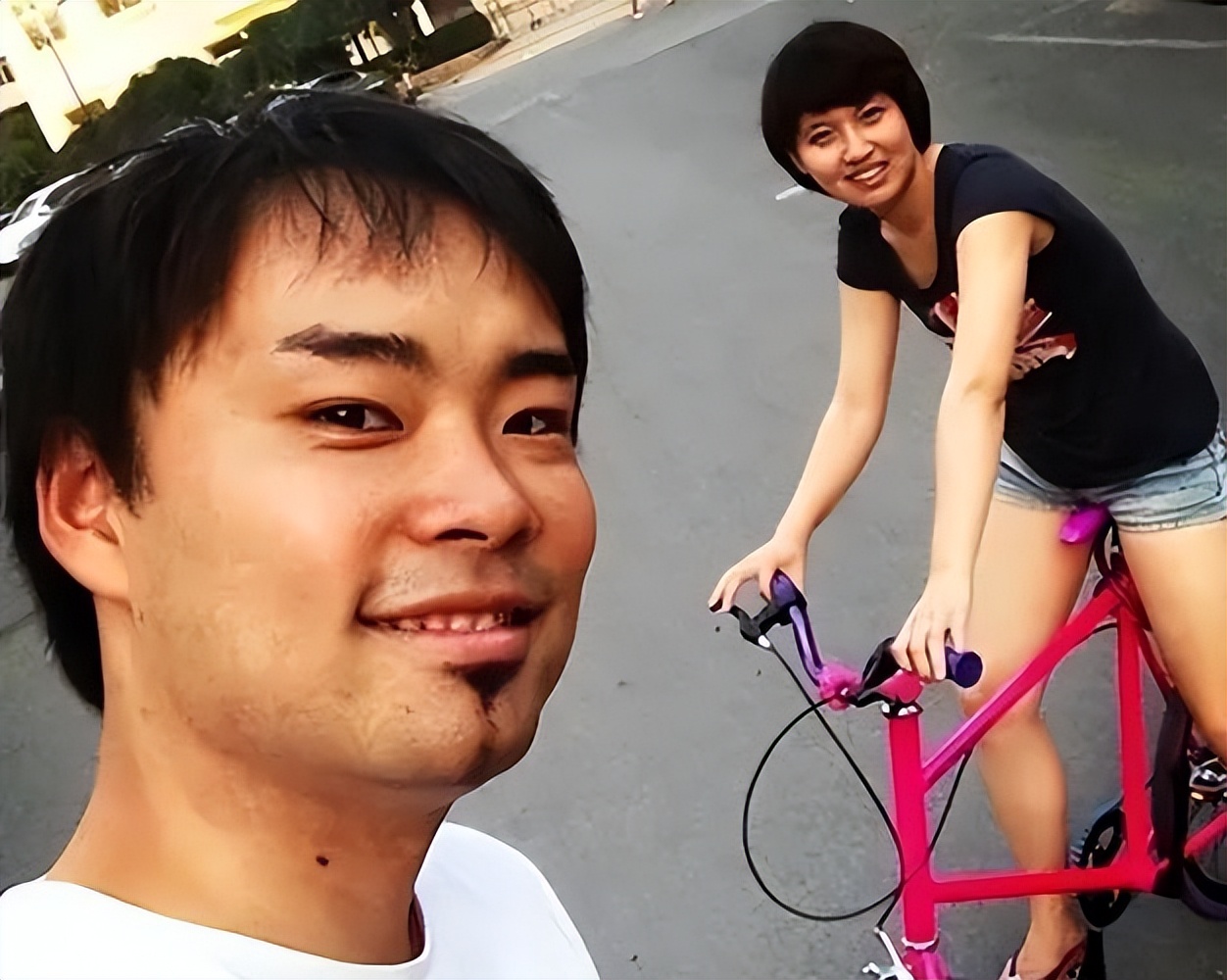 原来他们是夫妻，都是知名演员，在上海相守42年，儿子已是大导演