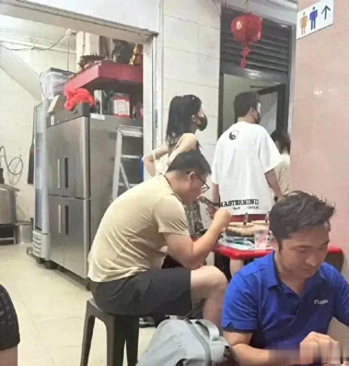 王思聪在新加坡吃田鸡粥，红裤配白衫土味十足，身旁美女酷飒抢