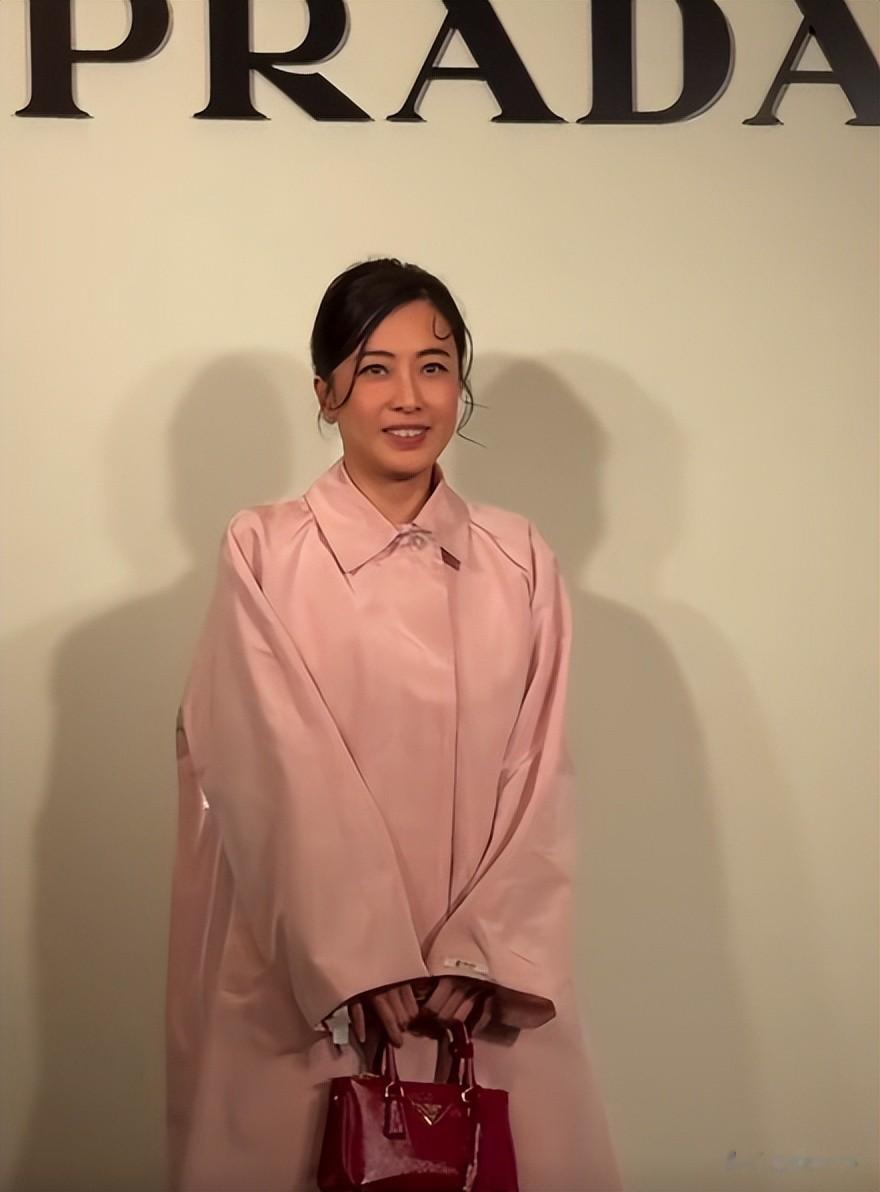 香港活动太真实！郑秀文脸肿，李现瘦成皮包骨，甘比拎51万包土气