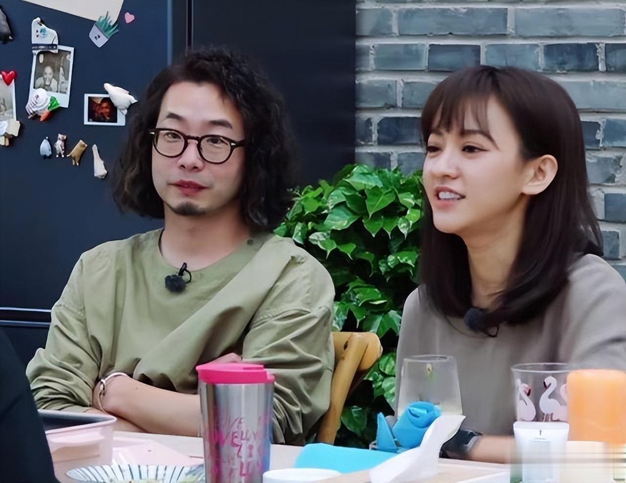 陈意涵带女儿游迪士尼！不穿裤子腿上有淤青，身材干瘪双腿如麻杆