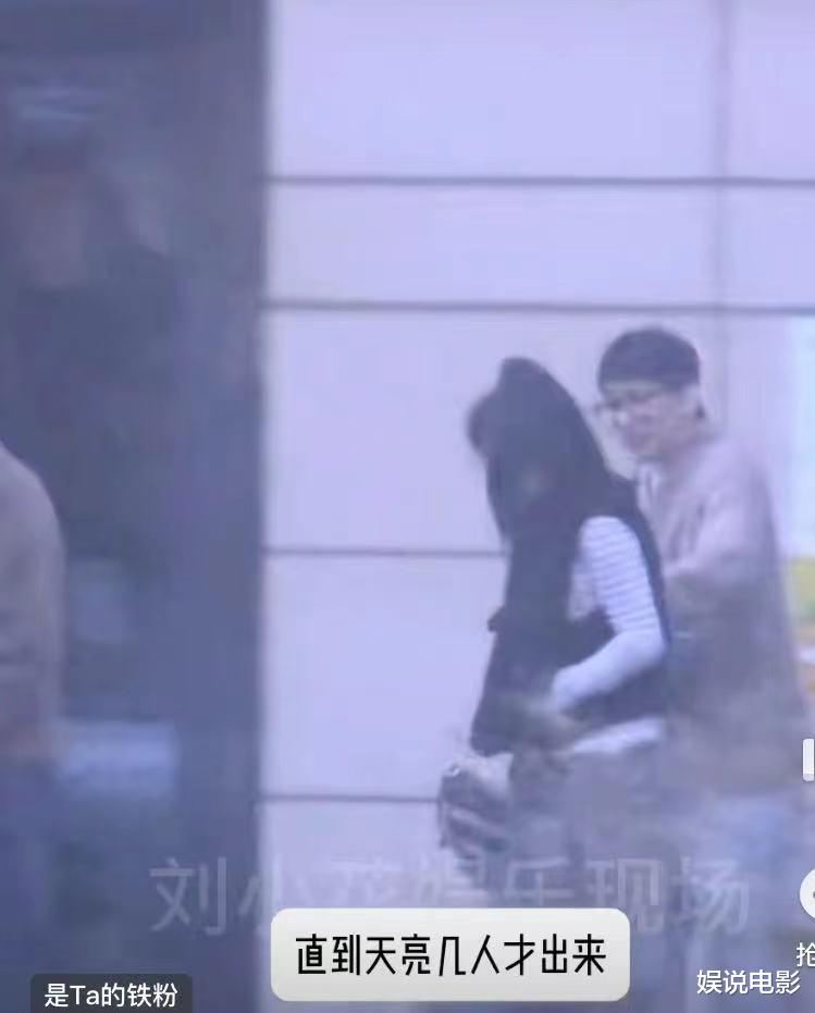 王鸥直播曝自己单身，把网友整懵圈了，那何九华是咋回事