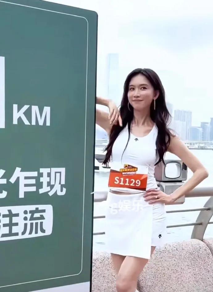 林志玲51岁体态这么好呢！这状态你说她二十岁我都信啊 ???