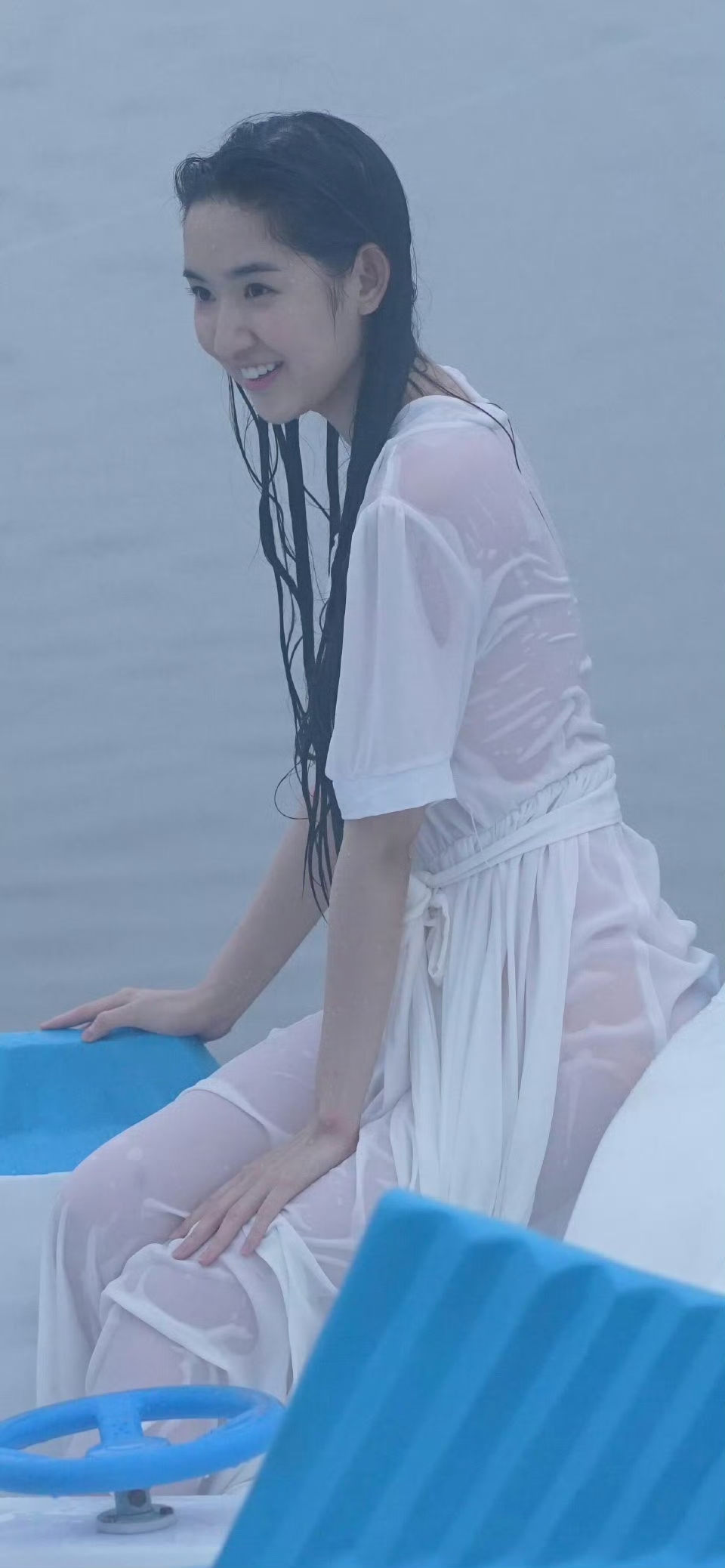 王玉雯太大胆了，雨中全身湿透了，发现好像只穿了外衣