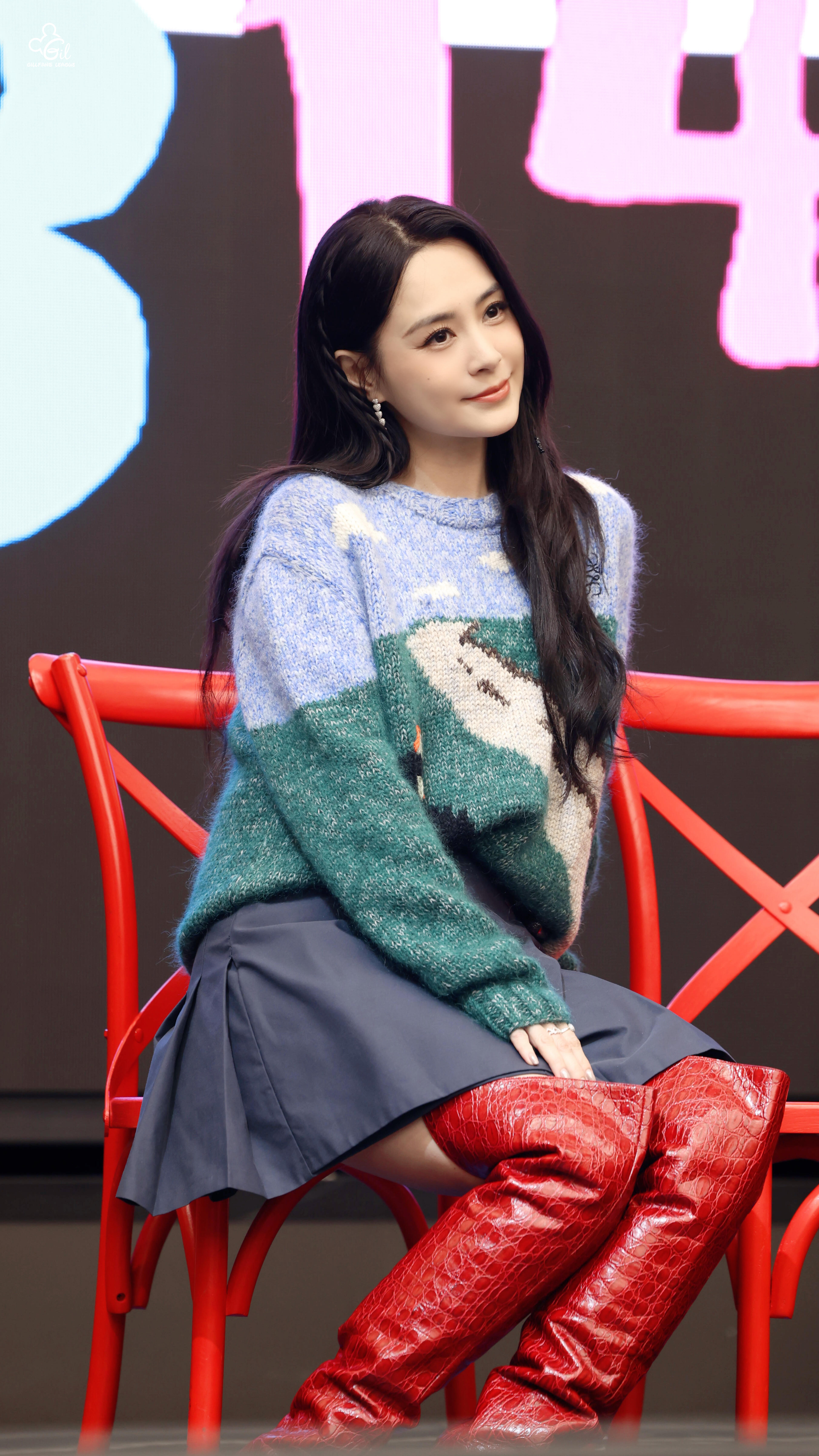 钟欣潼线下活动穿着红色长筒靴太美了