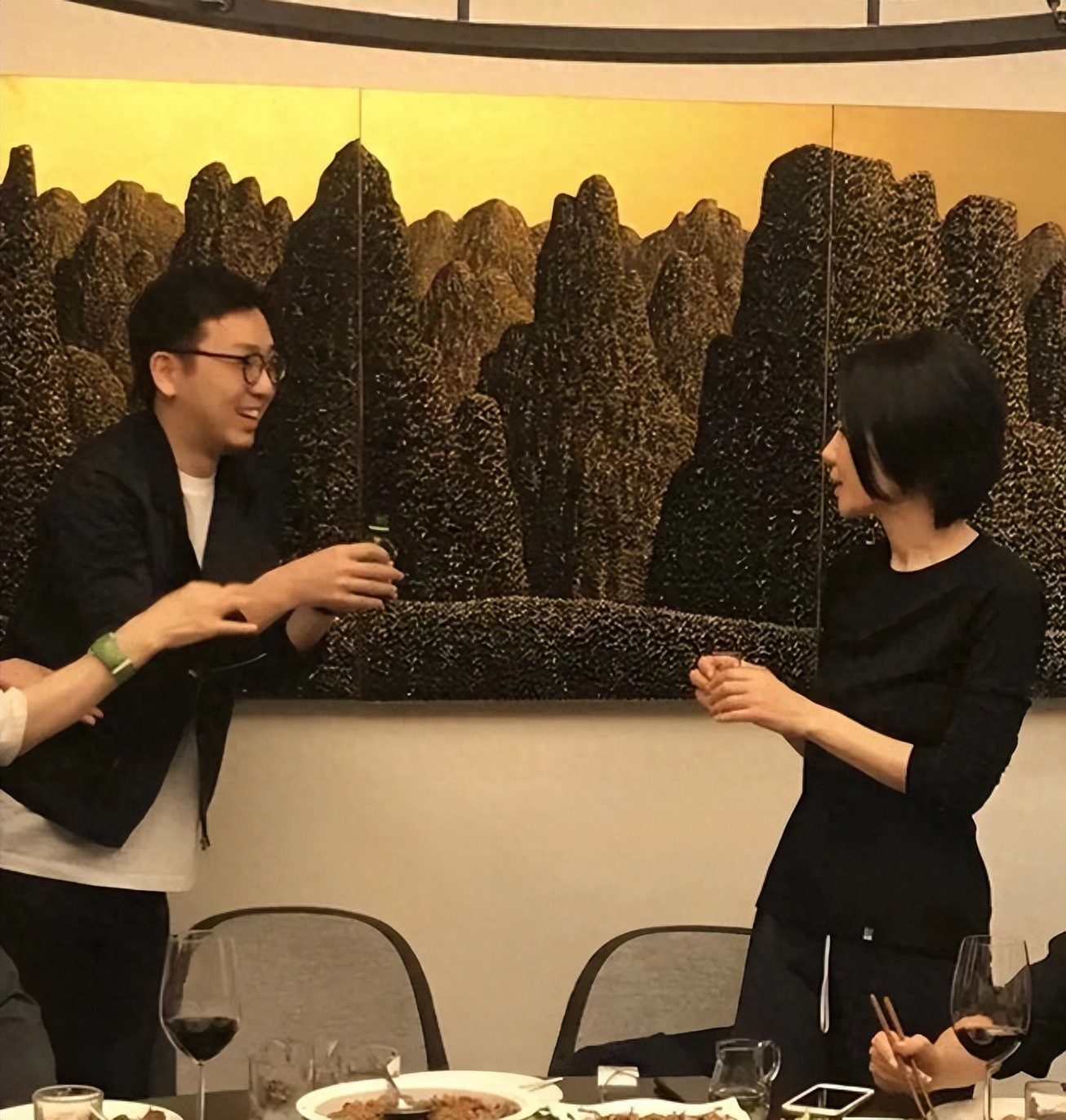 56岁王菲与刘嘉玲在豪宅相聚，素颜短发穿搭简约出镜，美得似少女