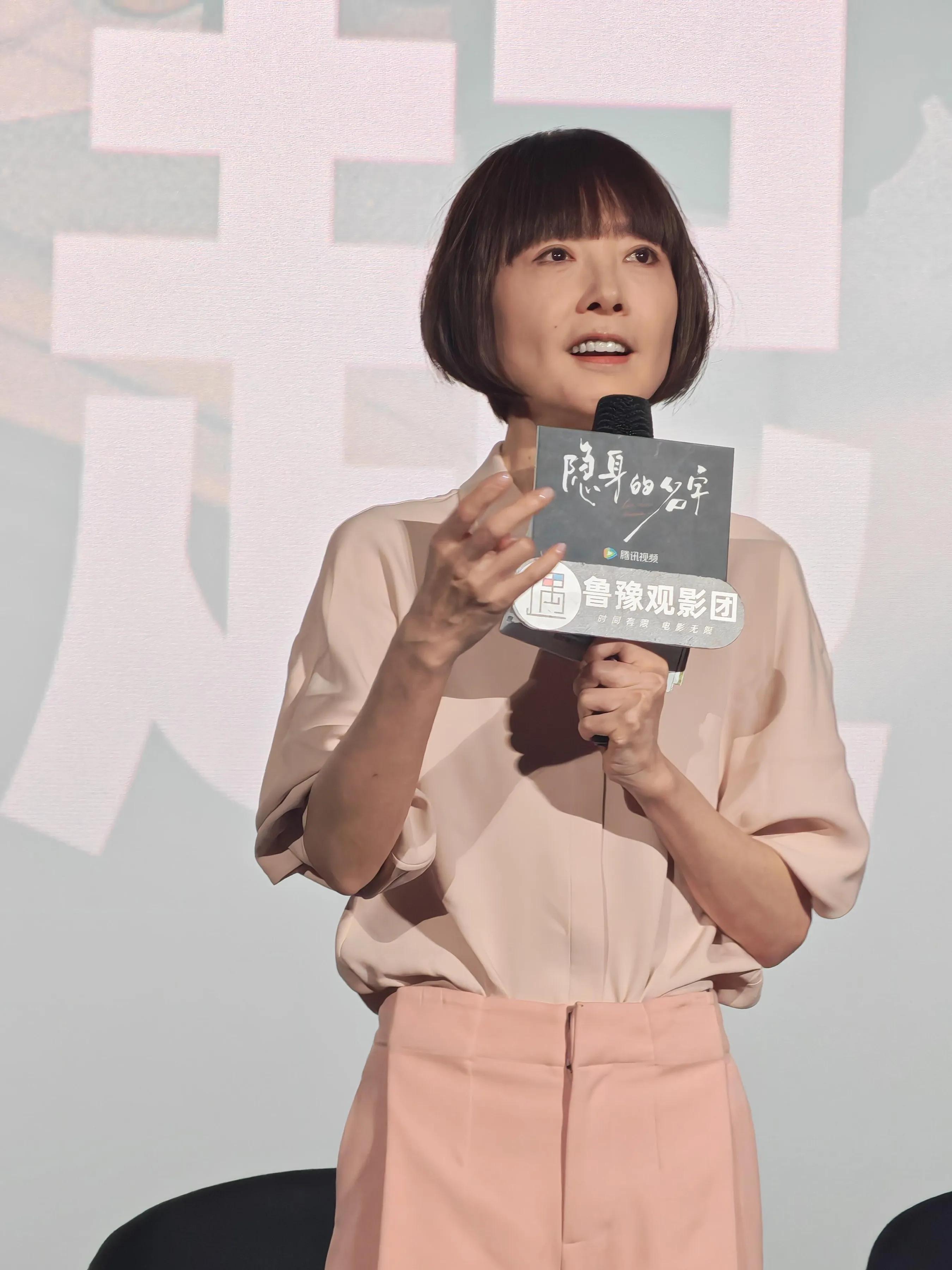 董洁穿一万块白衬衣很美,阔腿裤搭配细跟高跟鞋,160cm穿出175cm