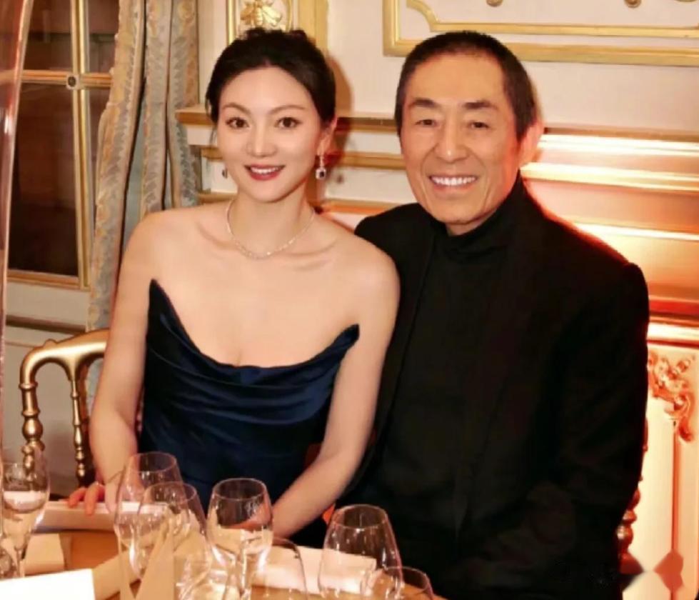 张艺谋44岁老婆陈婷现身!穿黑皮衣身材苗条像贵妇,年轻的像34岁