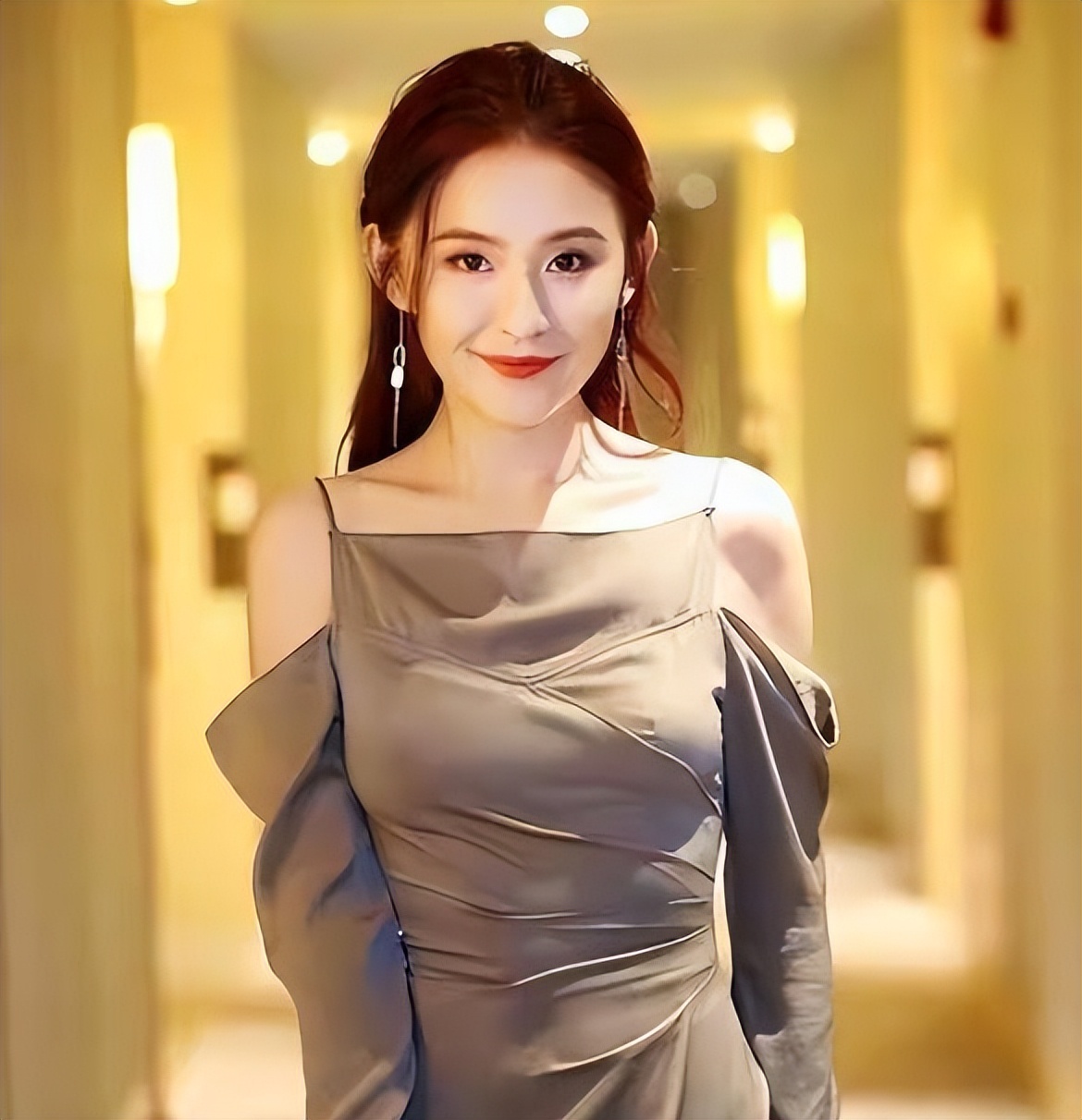 被传私生活混乱,39岁未婚生女的热依扎,给女明星们提了个醒