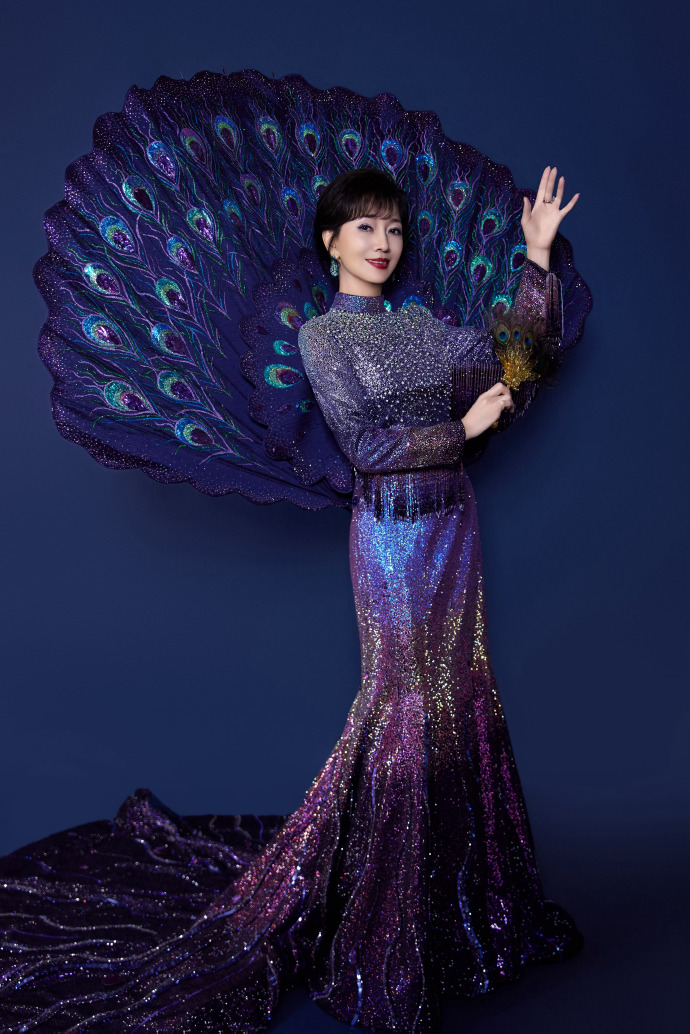 赵雅芝老婆今日穿着紫色鎏金裙，成熟女性的温婉和贵气拉满