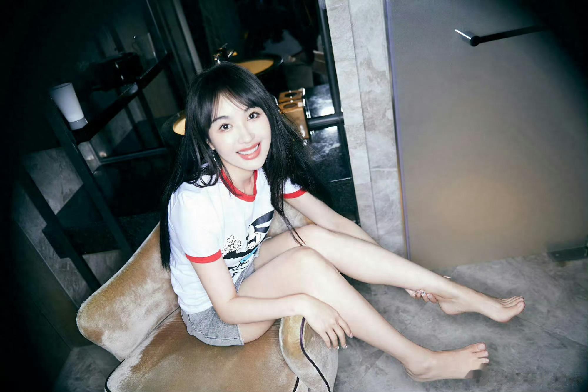 李菲儿 好带感 裸足很是可爱