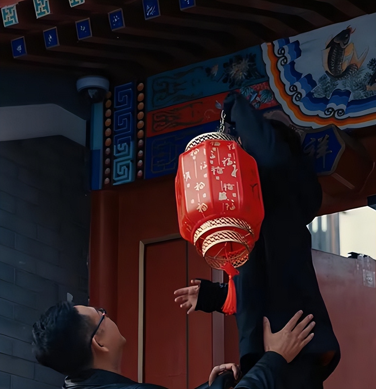 姜武一家住北京四合院豪气，和儿子一起挂灯笼，妻子女儿出镜漂亮