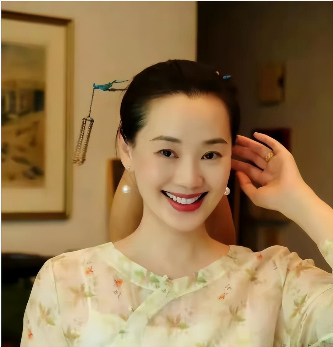 她是最好命豪门阔太，仅拍一部戏就结婚隐退，被演员老公宠爱30年
