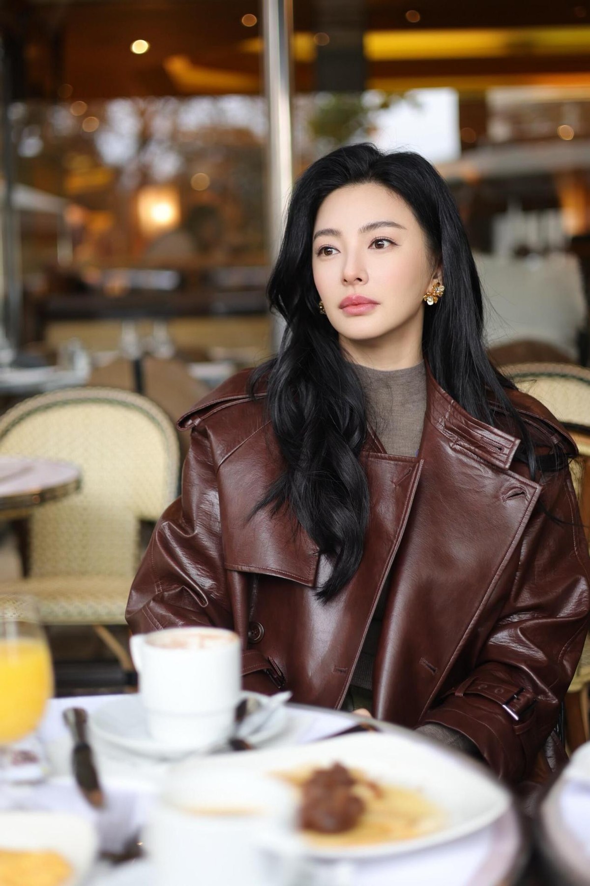 38岁张雨绮喝下午茶带火美拉德新穿法：皮衣+打底衫，显贵又洋气