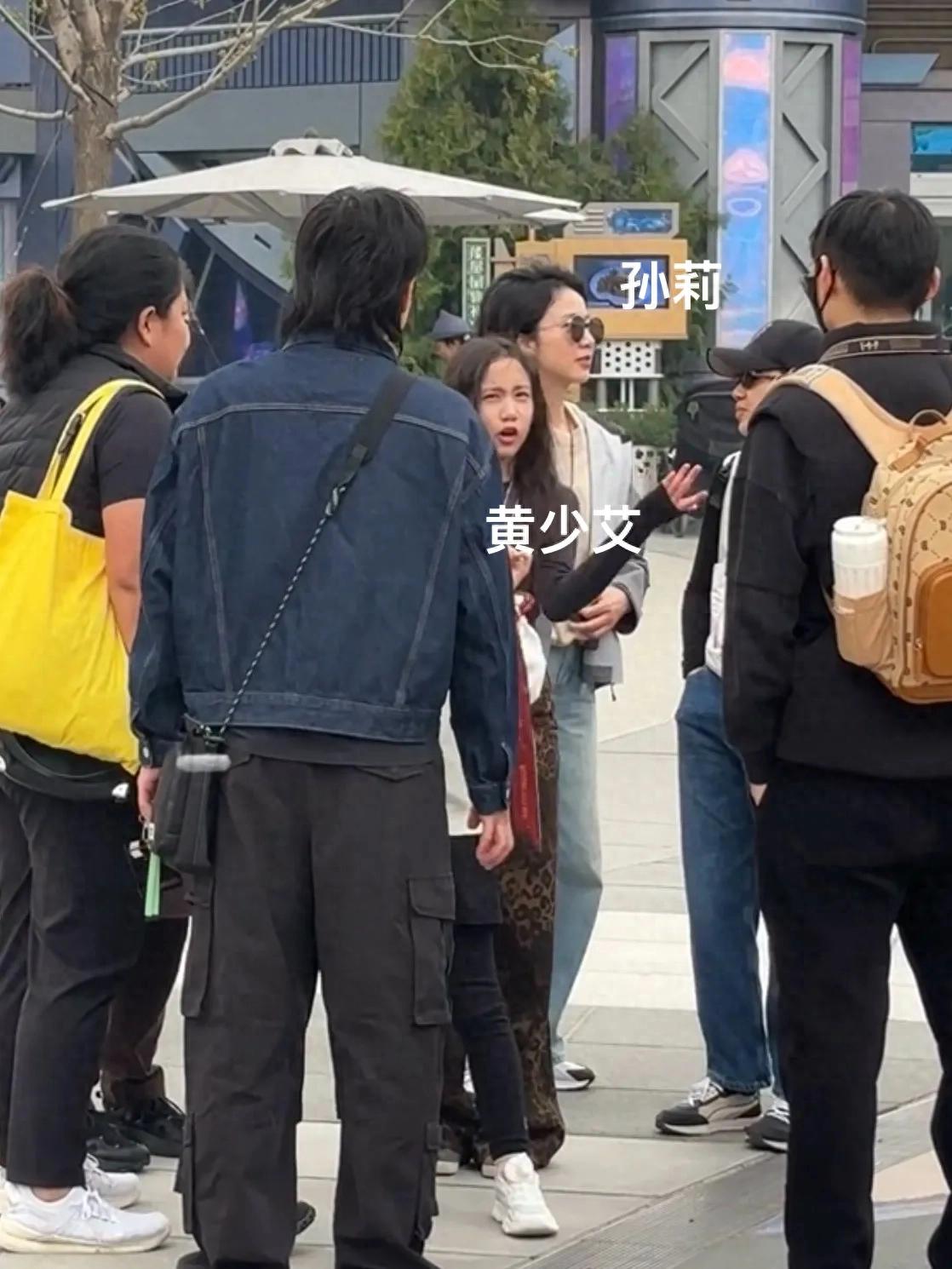 孙莉带子女逛环球影城，12岁黄少艾太像黄磊，辣妹风打扮星范十足