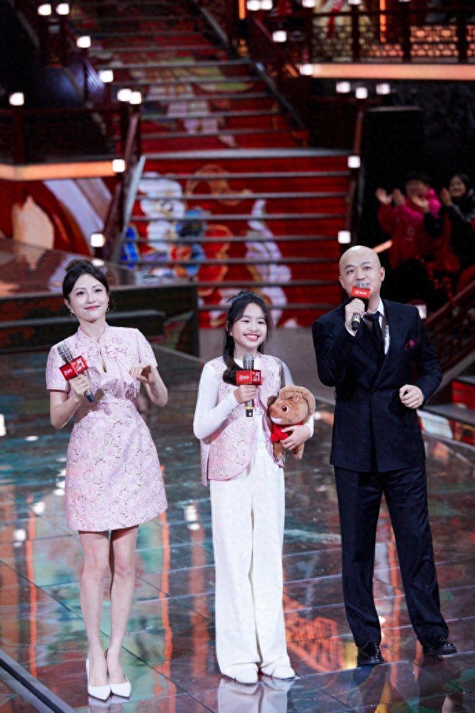 包贝尔一家三口在辽宁卫视春晚同框，好幸福的一家