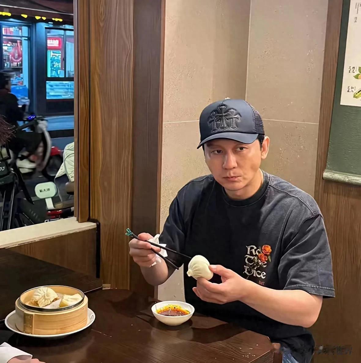 李晨在上海吃包子被偶遇！男明星真的好自律，他一顿饭吃三个包子