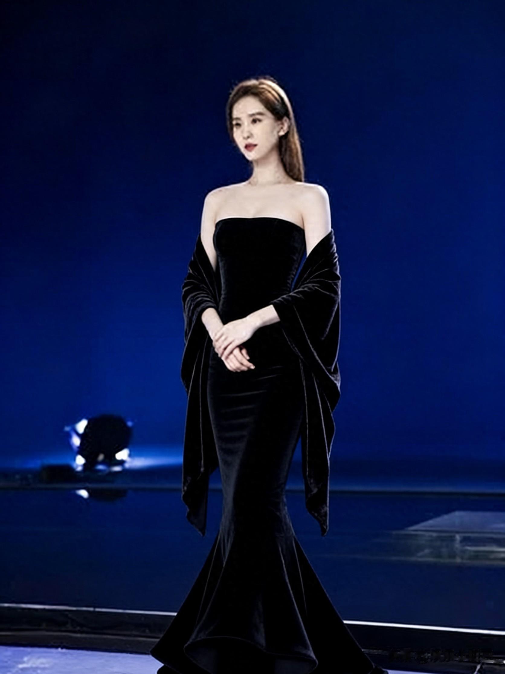 刘诗诗红毯凭仪态封神?生图为何比精修还绝?谁能媲美这份优雅?