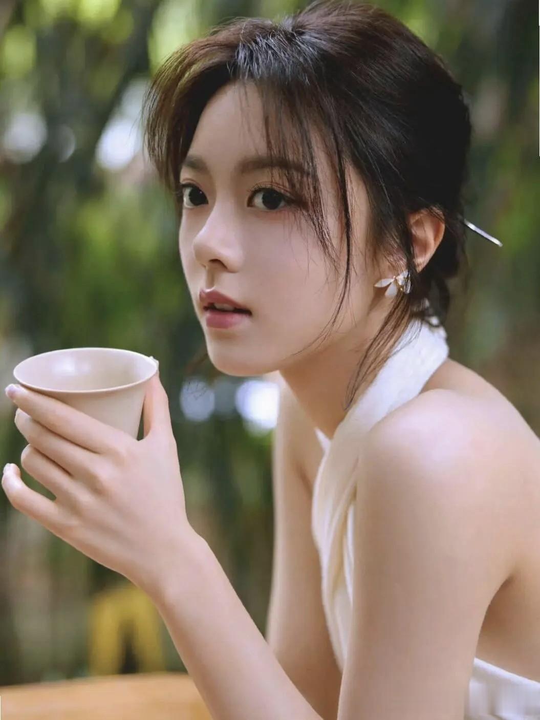 赵今麦的纯白中式造型，这扑面而来的清冷贵气感如何？