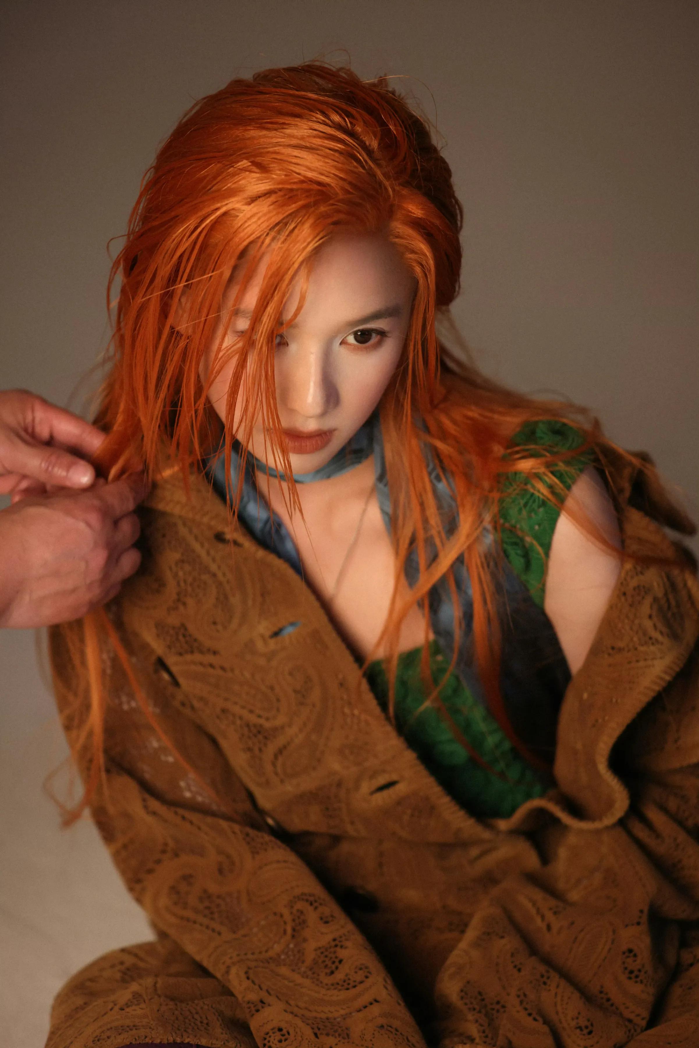 张婧仪，亮橘色发色狂野炙热的美。