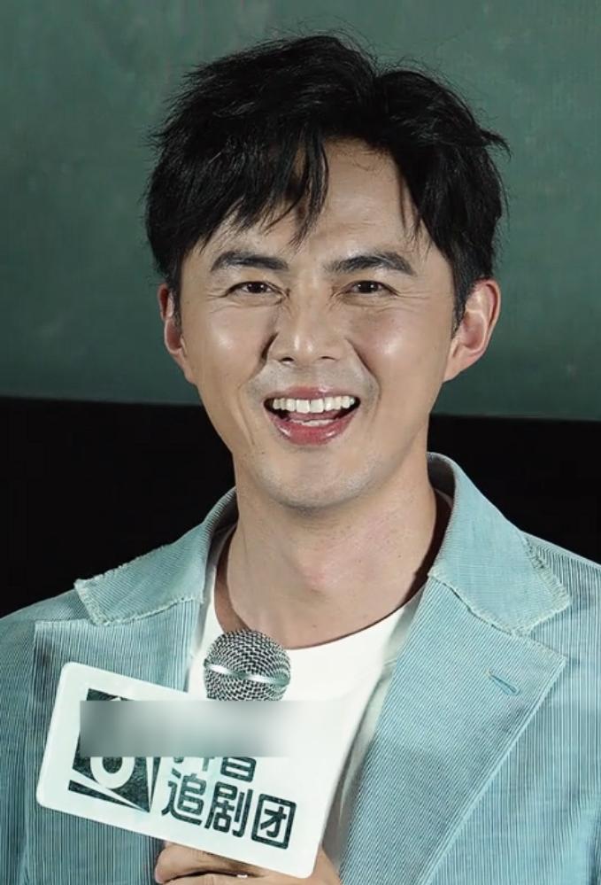 看41岁叶祖新和31岁彭昱畅的同框近照，才知油腻和清爽的区别在哪