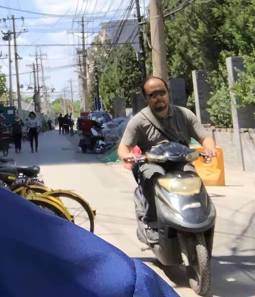 56岁窦唯现状：已定居阿那亚多年，骑电动车，买菜砍价，生活惬意