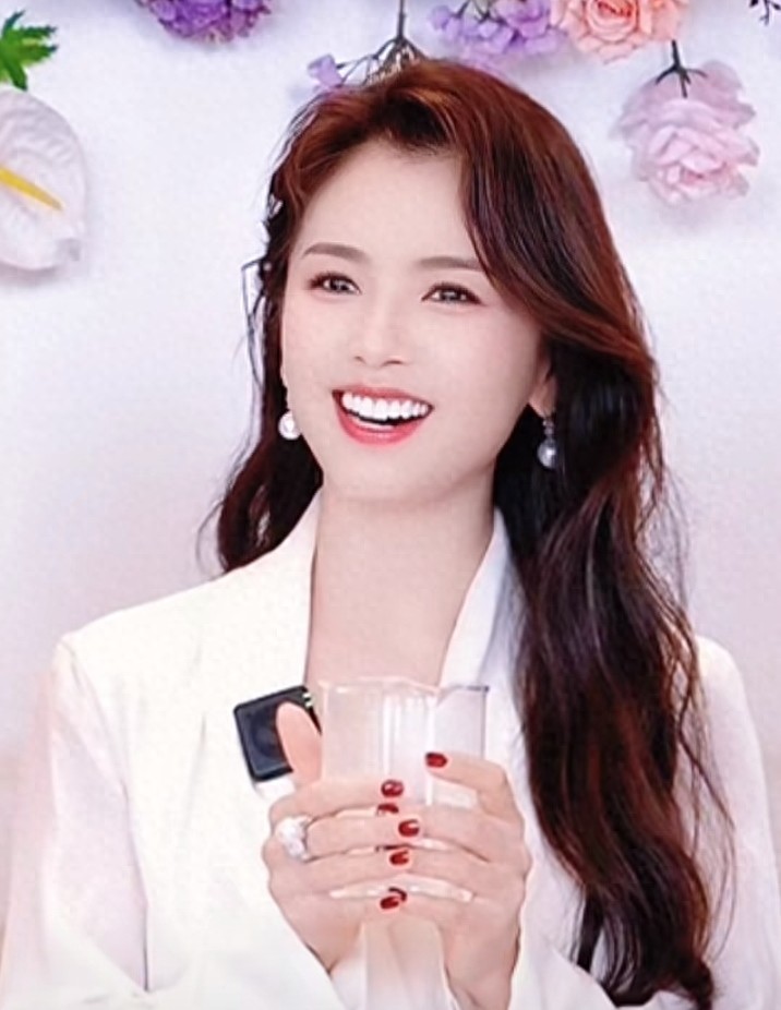 刘涛白色西服配微卷长发，美得那么耀眼