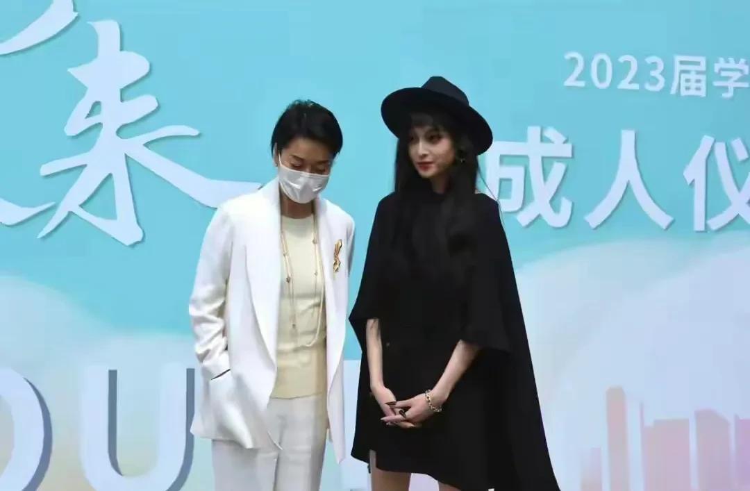 一级歌唱家沦落到接小商演,给某集团年会助兴,老总是她的小粉丝