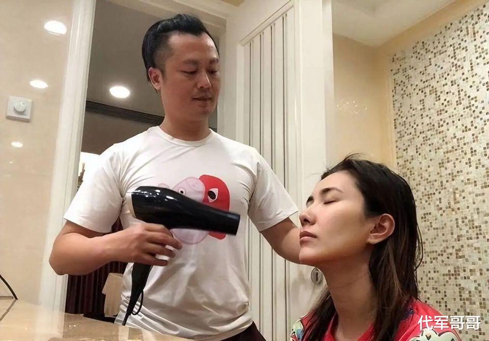 44岁边潇潇近况曝光！嫁给导演文杰生下2个孩子，如今婚姻生活很幸福