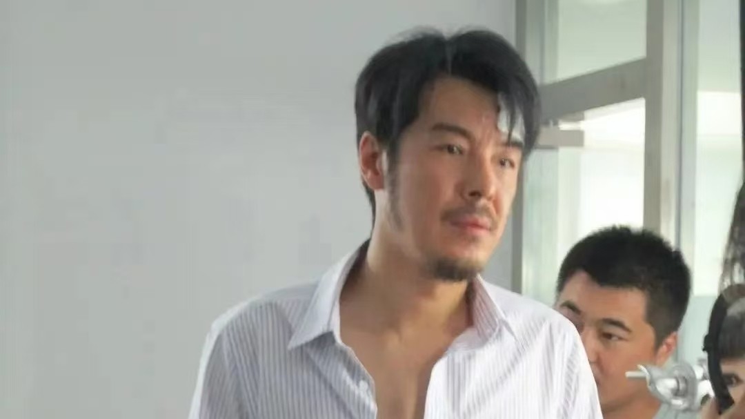 海一天再婚娶小12岁美女刘帅，如今儿女双全，过得幸福不已