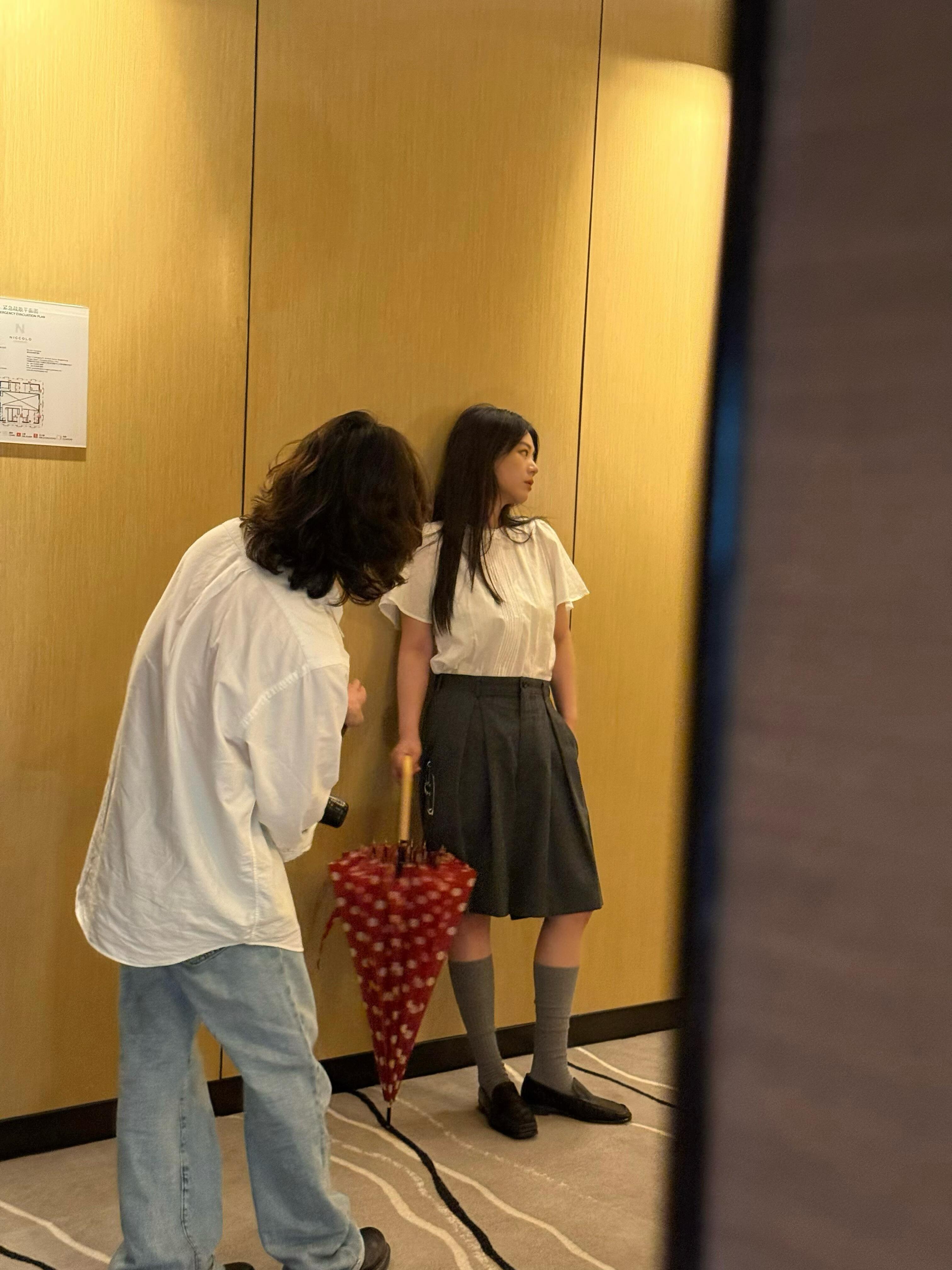 马思纯重庆路演，白衬衫加灰色中裤简约干净，本人笑起来超级明媚