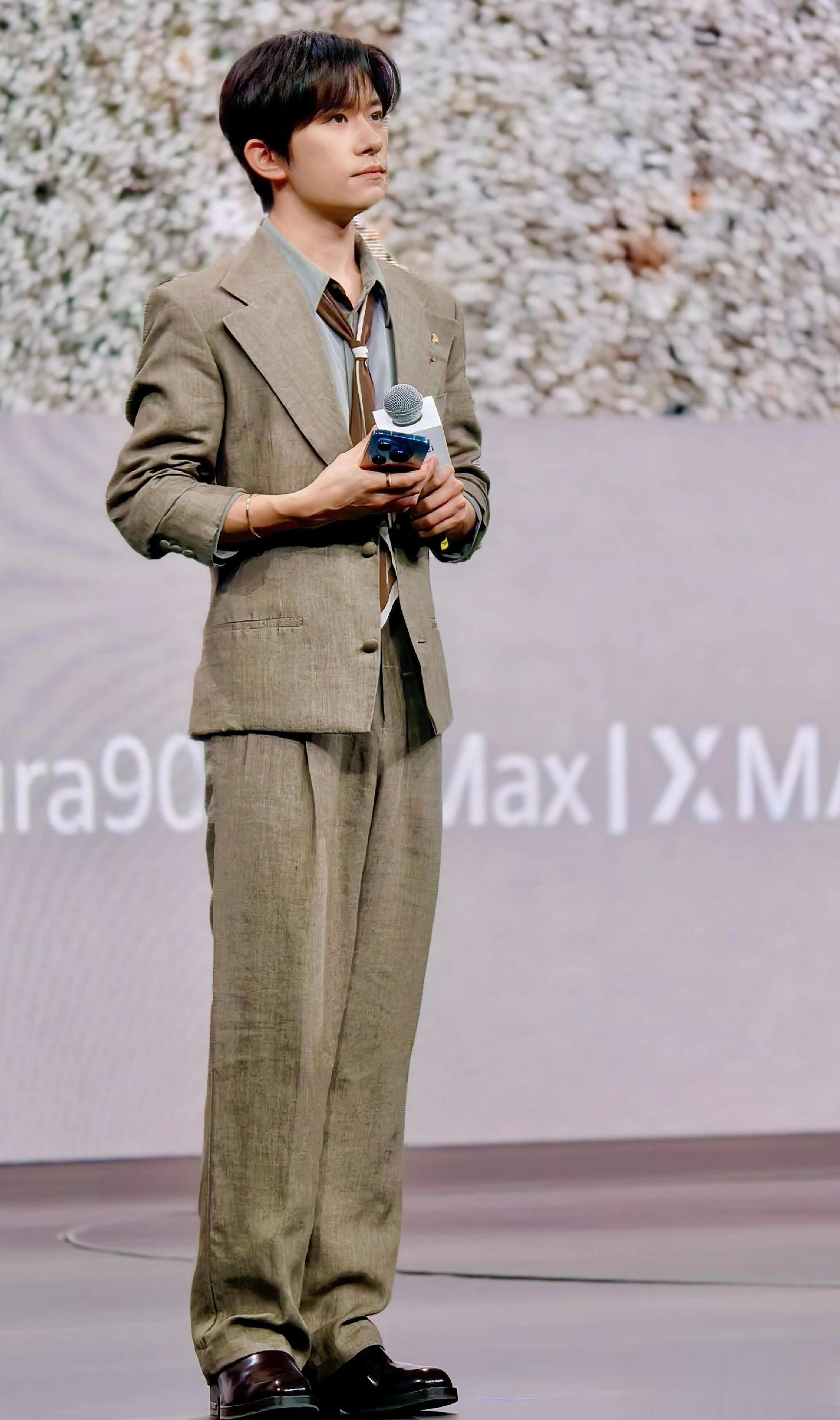 易烊千玺出席华为新品发布会，一身深棕色复古西装，内敛贵气好帅