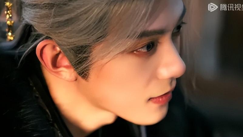 借着张凌赫的“东风”，邓凯终于大火了，只是晚了8年