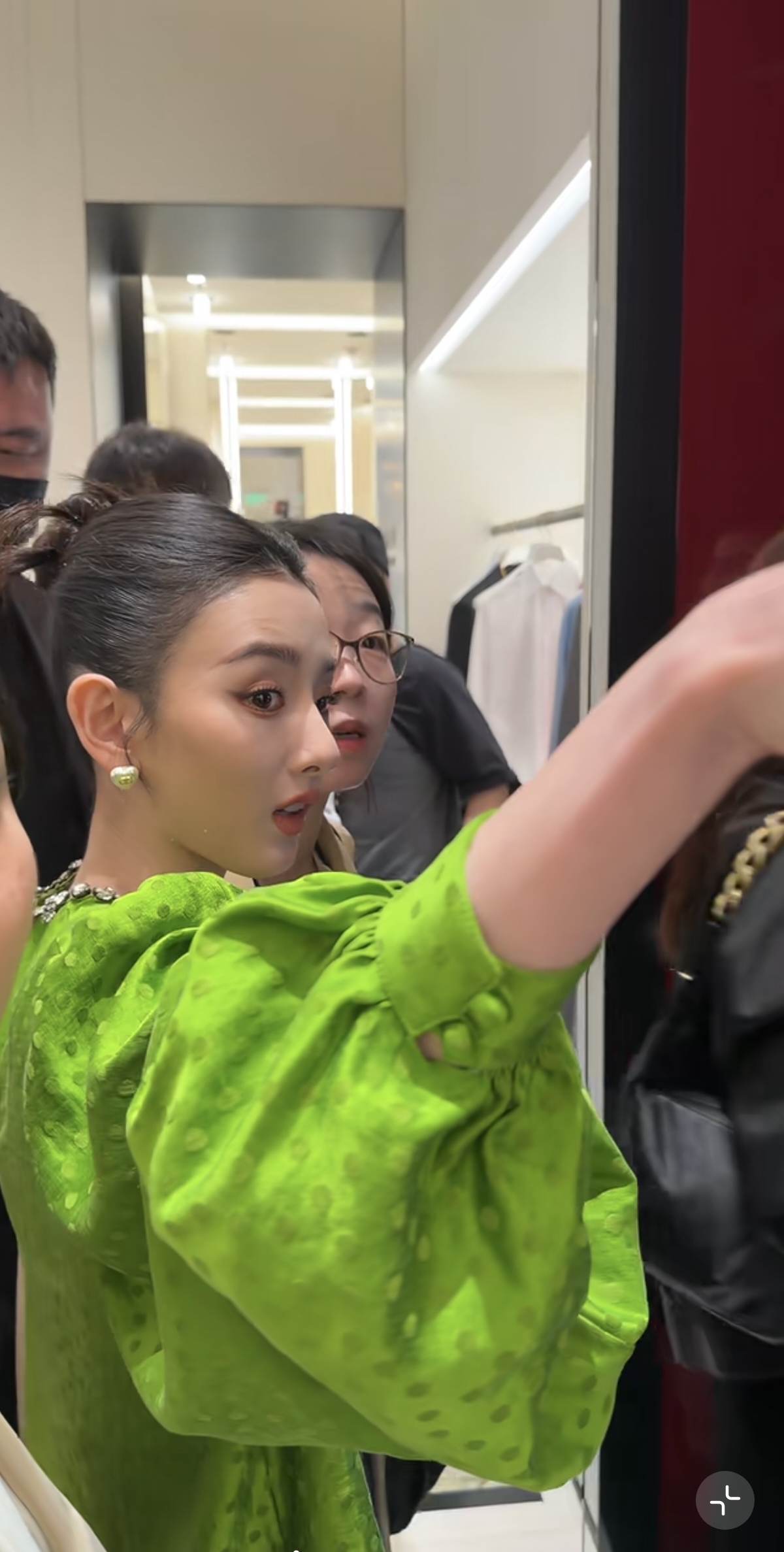 筷子腿！宋祖儿出席活动，穿绿裙一点不老气，反而显白精致又漂亮