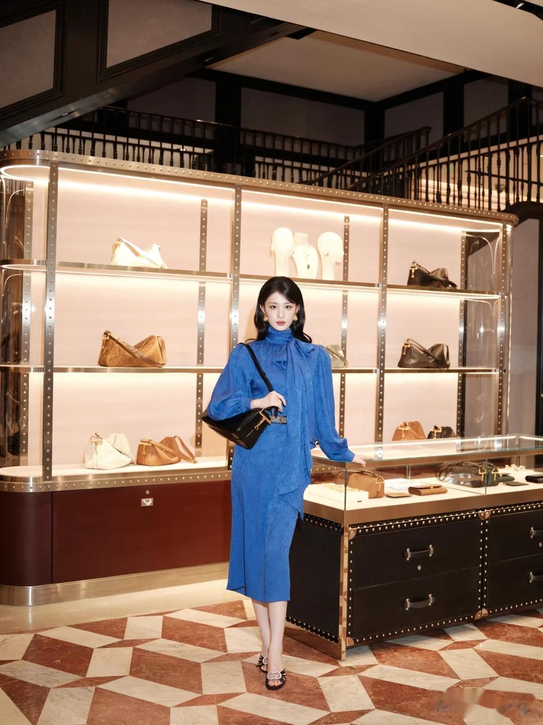 27岁王楚然剧宣穿搭：大波浪+收腰裙，尽显大长腿，美得像小姑娘