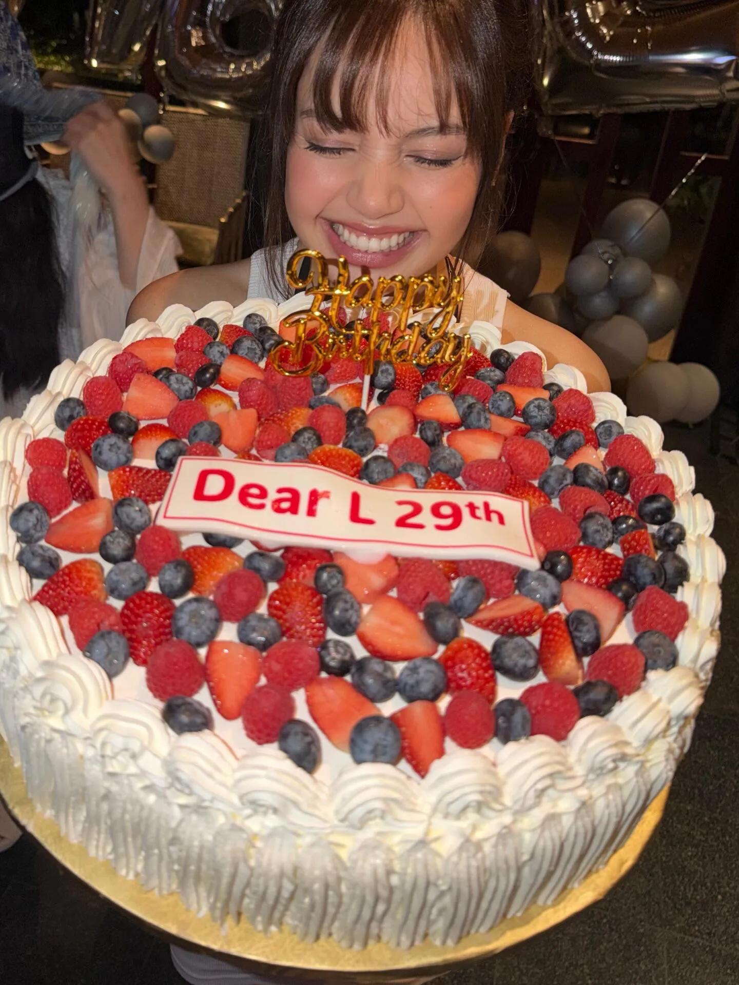 Lisa穿塑料鞋过生日，她穿比基尼很美，LV三公子在北京忙工作！